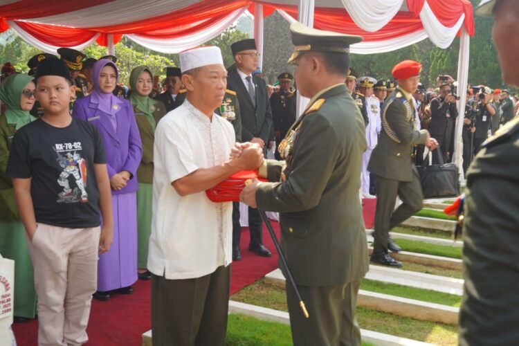 Tangis Haru Iringi Pemakaman Mayor Zulmi, Prajurit Berprestasi TNI