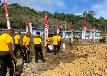 Jelang Peresmian, Personel Polda Papua Bersihkan dan Geladi Gedung Gereja Terang Bhara Daksa