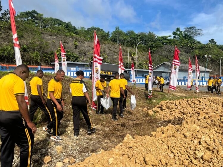 Jelang Peresmian, Personel Polda Papua Bersihkan dan Geladi Gedung Gereja Terang Bhara Daksa