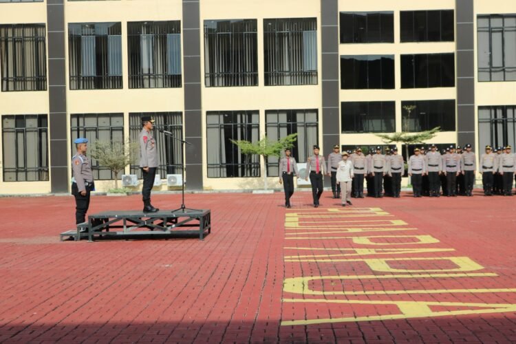 Wakapolda Papua Tekankan Disiplin dan Peningkatan Kinerja Saat Apel Pagi Personel Polda Papua