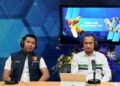 Melalui Polisi Menyapa, Polda Papua dan Pertamina Sosialisasikan Pengawasan Distribusi BBM  Papua – Kepolisian Daerah Papua melalui program dialog interaktif Polisi Menyapa kembali menyapa masyarakat dengan mengangkat tema “Pengawasan Pendistribusian Bahan Bakar Minyak (BBM)”, Kamis (16/04/26).  Kegiatan yang berlangsung di Studio LPP RRI Jayapura tersebut menghadirkan narasumber Executive General Manager Pertamina Patra Niaga Regional Papua Maluku, Awan Raharjo, serta perwakilan Subdit IV Tipidter Ditreskrimsus Polda Papua, AKP Fazar Zadiq, S.Tr.K., S.I.K., dan dipandu oleh presenter Arul Firmansyah.  Dalam dialog tersebut, Awan Raharjo menyampaikan bahwa kondisi stok BBM di wilayah Papua saat ini berada dalam kondisi aman dan stabil. Ia menjelaskan bahwa Pertamina secara konsisten menjaga ketahanan stok BBM minimal pada level sepuluh hari guna memastikan kebutuhan energi masyarakat tetap terpenuhi.   “Kami ingin menyampaikan kepada masyarakat bahwa kondisi stok BBM di Papua saat ini sangat baik dan selalu kami jaga pada level ketahanan minimal sepuluh hari. Setiap hari kapal tanker melakukan pengiriman ke terminal BBM sehingga pasokan tetap terjaga dan masyarakat tidak perlu khawatir terhadap ketersediaannya,” ujar Awan Raharjo.  Lebih lanjut, Awan Raharjo juga menjelaskan bahwa konsumsi BBM di Provinsi Papua cukup besar dengan kebutuhan harian yang mencakup berbagai jenis bahan bakar seperti Pertalite, Bio Solar, Pertamax hingga minyak tanah.   Ia menambahkan bahwa distribusi BBM di Papua menghadapi tantangan tersendiri karena kondisi geografis wilayah yang luas serta keterbatasan konektivitas transportasi darat antar daerah.   “Tantangan terbesar di Papua adalah kondisi geografis yang cukup berat dan belum tersambungnya jalur transportasi darat antar wilayah. Karena itu kami mengandalkan distribusi melalui berbagai moda transportasi seperti laut, darat hingga udara agar BBM tetap dapat menjangkau masyarakat hingga wilayah terpencil,” jelasnya.  Sementara itu, AKP Fazar Zadiq menyampaikan bahwa Polda Papua terus berupaya memastikan distribusi BBM berjalan aman dan tepat sasaran melalui pengawasan serta kerja sama dengan berbagai pihak, termasuk Pertamina dan pemerintah daerah.   Ia menegaskan bahwa Polda Papua telah membentuk satuan tugas untuk memantau serta menindak potensi penyalahgunaan BBM di wilayah Papua.   “Kami bersama stakeholder terkait telah membentuk satgas pengawasan penyalahgunaan BBM. Tim ini bertugas melakukan pengawasan dan pemantauan agar distribusi BBM berjalan dengan baik serta mencegah adanya praktik penyimpangan yang dapat merugikan masyarakat,” ungkap AKP Fazar Zadiq.  Ia juga menjelaskan bahwa pihak kepolisian telah melakukan pemantauan langsung di lapangan, termasuk pada sejumlah SPBU di Kota Jayapura guna memastikan tidak terjadi penyalahgunaan dalam proses pengisian BBM. Menurutnya, hingga saat ini pihak kepolisian masih mengedepankan langkah persuasif kepada masyarakat yang terindikasi melakukan pengisian berulang maupun praktik yang berpotensi mengganggu distribusi.   “Sejauh ini kami masih melakukan pendekatan persuasif berupa teguran kepada masyarakat yang terindikasi melakukan pengisian lebih dari satu kali. Namun apabila ke depan ditemukan pelanggaran yang mengarah pada tindak pidana, tentu akan kami tindak sesuai dengan ketentuan hukum yang berlaku,” tegasnya.  Di akhir dialog, kedua narasumber juga mengajak masyarakat untuk turut berperan aktif dalam menjaga ketertiban distribusi BBM di Papua. AKP Fazar Zadiq mengimbau masyarakat agar segera melaporkan kepada pihak kepolisian apabila mengetahui adanya indikasi penyalahgunaan BBM maupun LPG di lingkungan sekitar.   “Kami berharap masyarakat dapat menjadi mata dan telinga bagi kepolisian. Apabila melihat adanya indikasi penyalahgunaan BBM atau LPG, segera laporkan kepada kami agar dapat ditindaklanjuti,” tuturnya.  Senada dengan hal tersebut, Awan Raharjo juga mengimbau masyarakat agar menggunakan BBM secara bijak dan membeli sesuai kebutuhan. Ia menegaskan bahwa stok dan distribusi BBM di Papua dalam kondisi aman sehingga masyarakat tidak perlu terpengaruh oleh isu-isu yang tidak benar.   “Kami mengajak masyarakat untuk tetap tenang dan melakukan pembelian BBM secara wajar sesuai kebutuhan. Stok BBM di Papua dalam kondisi aman dan distribusinya terus kami jaga agar dapat melayani masyarakat dengan baik,” pungkasnya.(RD)
