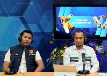 Melalui Polisi Menyapa, Polda Papua dan Pertamina Sosialisasikan Pengawasan Distribusi BBM  Papua – Kepolisian Daerah Papua melalui program dialog interaktif Polisi Menyapa kembali menyapa masyarakat dengan mengangkat tema “Pengawasan Pendistribusian Bahan Bakar Minyak (BBM)”, Kamis (16/04/26).  Kegiatan yang berlangsung di Studio LPP RRI Jayapura tersebut menghadirkan narasumber Executive General Manager Pertamina Patra Niaga Regional Papua Maluku, Awan Raharjo, serta perwakilan Subdit IV Tipidter Ditreskrimsus Polda Papua, AKP Fazar Zadiq, S.Tr.K., S.I.K., dan dipandu oleh presenter Arul Firmansyah.  Dalam dialog tersebut, Awan Raharjo menyampaikan bahwa kondisi stok BBM di wilayah Papua saat ini berada dalam kondisi aman dan stabil. Ia menjelaskan bahwa Pertamina secara konsisten menjaga ketahanan stok BBM minimal pada level sepuluh hari guna memastikan kebutuhan energi masyarakat tetap terpenuhi.   “Kami ingin menyampaikan kepada masyarakat bahwa kondisi stok BBM di Papua saat ini sangat baik dan selalu kami jaga pada level ketahanan minimal sepuluh hari. Setiap hari kapal tanker melakukan pengiriman ke terminal BBM sehingga pasokan tetap terjaga dan masyarakat tidak perlu khawatir terhadap ketersediaannya,” ujar Awan Raharjo.  Lebih lanjut, Awan Raharjo juga menjelaskan bahwa konsumsi BBM di Provinsi Papua cukup besar dengan kebutuhan harian yang mencakup berbagai jenis bahan bakar seperti Pertalite, Bio Solar, Pertamax hingga minyak tanah.   Ia menambahkan bahwa distribusi BBM di Papua menghadapi tantangan tersendiri karena kondisi geografis wilayah yang luas serta keterbatasan konektivitas transportasi darat antar daerah.   “Tantangan terbesar di Papua adalah kondisi geografis yang cukup berat dan belum tersambungnya jalur transportasi darat antar wilayah. Karena itu kami mengandalkan distribusi melalui berbagai moda transportasi seperti laut, darat hingga udara agar BBM tetap dapat menjangkau masyarakat hingga wilayah terpencil,” jelasnya.  Sementara itu, AKP Fazar Zadiq menyampaikan bahwa Polda Papua terus berupaya memastikan distribusi BBM berjalan aman dan tepat sasaran melalui pengawasan serta kerja sama dengan berbagai pihak, termasuk Pertamina dan pemerintah daerah.   Ia menegaskan bahwa Polda Papua telah membentuk satuan tugas untuk memantau serta menindak potensi penyalahgunaan BBM di wilayah Papua.   “Kami bersama stakeholder terkait telah membentuk satgas pengawasan penyalahgunaan BBM. Tim ini bertugas melakukan pengawasan dan pemantauan agar distribusi BBM berjalan dengan baik serta mencegah adanya praktik penyimpangan yang dapat merugikan masyarakat,” ungkap AKP Fazar Zadiq.  Ia juga menjelaskan bahwa pihak kepolisian telah melakukan pemantauan langsung di lapangan, termasuk pada sejumlah SPBU di Kota Jayapura guna memastikan tidak terjadi penyalahgunaan dalam proses pengisian BBM. Menurutnya, hingga saat ini pihak kepolisian masih mengedepankan langkah persuasif kepada masyarakat yang terindikasi melakukan pengisian berulang maupun praktik yang berpotensi mengganggu distribusi.   “Sejauh ini kami masih melakukan pendekatan persuasif berupa teguran kepada masyarakat yang terindikasi melakukan pengisian lebih dari satu kali. Namun apabila ke depan ditemukan pelanggaran yang mengarah pada tindak pidana, tentu akan kami tindak sesuai dengan ketentuan hukum yang berlaku,” tegasnya.  Di akhir dialog, kedua narasumber juga mengajak masyarakat untuk turut berperan aktif dalam menjaga ketertiban distribusi BBM di Papua. AKP Fazar Zadiq mengimbau masyarakat agar segera melaporkan kepada pihak kepolisian apabila mengetahui adanya indikasi penyalahgunaan BBM maupun LPG di lingkungan sekitar.   “Kami berharap masyarakat dapat menjadi mata dan telinga bagi kepolisian. Apabila melihat adanya indikasi penyalahgunaan BBM atau LPG, segera laporkan kepada kami agar dapat ditindaklanjuti,” tuturnya.  Senada dengan hal tersebut, Awan Raharjo juga mengimbau masyarakat agar menggunakan BBM secara bijak dan membeli sesuai kebutuhan. Ia menegaskan bahwa stok dan distribusi BBM di Papua dalam kondisi aman sehingga masyarakat tidak perlu terpengaruh oleh isu-isu yang tidak benar.   “Kami mengajak masyarakat untuk tetap tenang dan melakukan pembelian BBM secara wajar sesuai kebutuhan. Stok BBM di Papua dalam kondisi aman dan distribusinya terus kami jaga agar dapat melayani masyarakat dengan baik,” pungkasnya.(RD)
