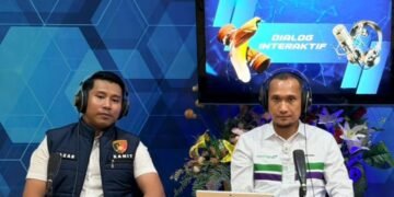 Melalui Polisi Menyapa, Polda Papua dan Pertamina Sosialisasikan Pengawasan Distribusi BBM  Papua – Kepolisian Daerah Papua melalui program dialog interaktif Polisi Menyapa kembali menyapa masyarakat dengan mengangkat tema “Pengawasan Pendistribusian Bahan Bakar Minyak (BBM)”, Kamis (16/04/26).  Kegiatan yang berlangsung di Studio LPP RRI Jayapura tersebut menghadirkan narasumber Executive General Manager Pertamina Patra Niaga Regional Papua Maluku, Awan Raharjo, serta perwakilan Subdit IV Tipidter Ditreskrimsus Polda Papua, AKP Fazar Zadiq, S.Tr.K., S.I.K., dan dipandu oleh presenter Arul Firmansyah.  Dalam dialog tersebut, Awan Raharjo menyampaikan bahwa kondisi stok BBM di wilayah Papua saat ini berada dalam kondisi aman dan stabil. Ia menjelaskan bahwa Pertamina secara konsisten menjaga ketahanan stok BBM minimal pada level sepuluh hari guna memastikan kebutuhan energi masyarakat tetap terpenuhi.   “Kami ingin menyampaikan kepada masyarakat bahwa kondisi stok BBM di Papua saat ini sangat baik dan selalu kami jaga pada level ketahanan minimal sepuluh hari. Setiap hari kapal tanker melakukan pengiriman ke terminal BBM sehingga pasokan tetap terjaga dan masyarakat tidak perlu khawatir terhadap ketersediaannya,” ujar Awan Raharjo.  Lebih lanjut, Awan Raharjo juga menjelaskan bahwa konsumsi BBM di Provinsi Papua cukup besar dengan kebutuhan harian yang mencakup berbagai jenis bahan bakar seperti Pertalite, Bio Solar, Pertamax hingga minyak tanah.   Ia menambahkan bahwa distribusi BBM di Papua menghadapi tantangan tersendiri karena kondisi geografis wilayah yang luas serta keterbatasan konektivitas transportasi darat antar daerah.   “Tantangan terbesar di Papua adalah kondisi geografis yang cukup berat dan belum tersambungnya jalur transportasi darat antar wilayah. Karena itu kami mengandalkan distribusi melalui berbagai moda transportasi seperti laut, darat hingga udara agar BBM tetap dapat menjangkau masyarakat hingga wilayah terpencil,” jelasnya.  Sementara itu, AKP Fazar Zadiq menyampaikan bahwa Polda Papua terus berupaya memastikan distribusi BBM berjalan aman dan tepat sasaran melalui pengawasan serta kerja sama dengan berbagai pihak, termasuk Pertamina dan pemerintah daerah.   Ia menegaskan bahwa Polda Papua telah membentuk satuan tugas untuk memantau serta menindak potensi penyalahgunaan BBM di wilayah Papua.   “Kami bersama stakeholder terkait telah membentuk satgas pengawasan penyalahgunaan BBM. Tim ini bertugas melakukan pengawasan dan pemantauan agar distribusi BBM berjalan dengan baik serta mencegah adanya praktik penyimpangan yang dapat merugikan masyarakat,” ungkap AKP Fazar Zadiq.  Ia juga menjelaskan bahwa pihak kepolisian telah melakukan pemantauan langsung di lapangan, termasuk pada sejumlah SPBU di Kota Jayapura guna memastikan tidak terjadi penyalahgunaan dalam proses pengisian BBM. Menurutnya, hingga saat ini pihak kepolisian masih mengedepankan langkah persuasif kepada masyarakat yang terindikasi melakukan pengisian berulang maupun praktik yang berpotensi mengganggu distribusi.   “Sejauh ini kami masih melakukan pendekatan persuasif berupa teguran kepada masyarakat yang terindikasi melakukan pengisian lebih dari satu kali. Namun apabila ke depan ditemukan pelanggaran yang mengarah pada tindak pidana, tentu akan kami tindak sesuai dengan ketentuan hukum yang berlaku,” tegasnya.  Di akhir dialog, kedua narasumber juga mengajak masyarakat untuk turut berperan aktif dalam menjaga ketertiban distribusi BBM di Papua. AKP Fazar Zadiq mengimbau masyarakat agar segera melaporkan kepada pihak kepolisian apabila mengetahui adanya indikasi penyalahgunaan BBM maupun LPG di lingkungan sekitar.   “Kami berharap masyarakat dapat menjadi mata dan telinga bagi kepolisian. Apabila melihat adanya indikasi penyalahgunaan BBM atau LPG, segera laporkan kepada kami agar dapat ditindaklanjuti,” tuturnya.  Senada dengan hal tersebut, Awan Raharjo juga mengimbau masyarakat agar menggunakan BBM secara bijak dan membeli sesuai kebutuhan. Ia menegaskan bahwa stok dan distribusi BBM di Papua dalam kondisi aman sehingga masyarakat tidak perlu terpengaruh oleh isu-isu yang tidak benar.   “Kami mengajak masyarakat untuk tetap tenang dan melakukan pembelian BBM secara wajar sesuai kebutuhan. Stok BBM di Papua dalam kondisi aman dan distribusinya terus kami jaga agar dapat melayani masyarakat dengan baik,” pungkasnya.(RD)