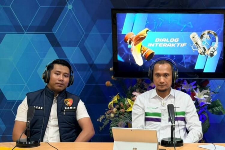Melalui Polisi Menyapa, Polda Papua dan Pertamina Sosialisasikan Pengawasan Distribusi BBM Papua – Kepolisian Daerah Papua melalui program dialog interaktif Polisi Menyapa kembali menyapa masyarakat dengan mengangkat tema “Pengawasan Pendistribusian Bahan Bakar Minyak (BBM)”, Kamis (16/04/26). Kegiatan yang berlangsung di Studio LPP RRI Jayapura tersebut menghadirkan narasumber Executive General Manager Pertamina Patra Niaga Regional Papua Maluku, Awan Raharjo, serta perwakilan Subdit IV Tipidter Ditreskrimsus Polda Papua, AKP Fazar Zadiq, S.Tr.K., S.I.K., dan dipandu oleh presenter Arul Firmansyah. Dalam dialog tersebut, Awan Raharjo menyampaikan bahwa kondisi stok BBM di wilayah Papua saat ini berada dalam kondisi aman dan stabil. Ia menjelaskan bahwa Pertamina secara konsisten menjaga ketahanan stok BBM minimal pada level sepuluh hari guna memastikan kebutuhan energi masyarakat tetap terpenuhi. “Kami ingin menyampaikan kepada masyarakat bahwa kondisi stok BBM di Papua saat ini sangat baik dan selalu kami jaga pada level ketahanan minimal sepuluh hari. Setiap hari kapal tanker melakukan pengiriman ke terminal BBM sehingga pasokan tetap terjaga dan masyarakat tidak perlu khawatir terhadap ketersediaannya,” ujar Awan Raharjo. Lebih lanjut, Awan Raharjo juga menjelaskan bahwa konsumsi BBM di Provinsi Papua cukup besar dengan kebutuhan harian yang mencakup berbagai jenis bahan bakar seperti Pertalite, Bio Solar, Pertamax hingga minyak tanah. Ia menambahkan bahwa distribusi BBM di Papua menghadapi tantangan tersendiri karena kondisi geografis wilayah yang luas serta keterbatasan konektivitas transportasi darat antar daerah. “Tantangan terbesar di Papua adalah kondisi geografis yang cukup berat dan belum tersambungnya jalur transportasi darat antar wilayah. Karena itu kami mengandalkan distribusi melalui berbagai moda transportasi seperti laut, darat hingga udara agar BBM tetap dapat menjangkau masyarakat hingga wilayah terpencil,” jelasnya. Sementara itu, AKP Fazar Zadiq menyampaikan bahwa Polda Papua terus berupaya memastikan distribusi BBM berjalan aman dan tepat sasaran melalui pengawasan serta kerja sama dengan berbagai pihak, termasuk Pertamina dan pemerintah daerah. Ia menegaskan bahwa Polda Papua telah membentuk satuan tugas untuk memantau serta menindak potensi penyalahgunaan BBM di wilayah Papua. “Kami bersama stakeholder terkait telah membentuk satgas pengawasan penyalahgunaan BBM. Tim ini bertugas melakukan pengawasan dan pemantauan agar distribusi BBM berjalan dengan baik serta mencegah adanya praktik penyimpangan yang dapat merugikan masyarakat,” ungkap AKP Fazar Zadiq. Ia juga menjelaskan bahwa pihak kepolisian telah melakukan pemantauan langsung di lapangan, termasuk pada sejumlah SPBU di Kota Jayapura guna memastikan tidak terjadi penyalahgunaan dalam proses pengisian BBM. Menurutnya, hingga saat ini pihak kepolisian masih mengedepankan langkah persuasif kepada masyarakat yang terindikasi melakukan pengisian berulang maupun praktik yang berpotensi mengganggu distribusi. “Sejauh ini kami masih melakukan pendekatan persuasif berupa teguran kepada masyarakat yang terindikasi melakukan pengisian lebih dari satu kali. Namun apabila ke depan ditemukan pelanggaran yang mengarah pada tindak pidana, tentu akan kami tindak sesuai dengan ketentuan hukum yang berlaku,” tegasnya. Di akhir dialog, kedua narasumber juga mengajak masyarakat untuk turut berperan aktif dalam menjaga ketertiban distribusi BBM di Papua. AKP Fazar Zadiq mengimbau masyarakat agar segera melaporkan kepada pihak kepolisian apabila mengetahui adanya indikasi penyalahgunaan BBM maupun LPG di lingkungan sekitar. “Kami berharap masyarakat dapat menjadi mata dan telinga bagi kepolisian. Apabila melihat adanya indikasi penyalahgunaan BBM atau LPG, segera laporkan kepada kami agar dapat ditindaklanjuti,” tuturnya. Senada dengan hal tersebut, Awan Raharjo juga mengimbau masyarakat agar menggunakan BBM secara bijak dan membeli sesuai kebutuhan. Ia menegaskan bahwa stok dan distribusi BBM di Papua dalam kondisi aman sehingga masyarakat tidak perlu terpengaruh oleh isu-isu yang tidak benar. “Kami mengajak masyarakat untuk tetap tenang dan melakukan pembelian BBM secara wajar sesuai kebutuhan. Stok BBM di Papua dalam kondisi aman dan distribusinya terus kami jaga agar dapat melayani masyarakat dengan baik,” pungkasnya.(RD)