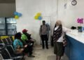 Polisi Hadir untuk Masyarakat, Warga Sakit Dievakuasi ke Puskesmas Samanente