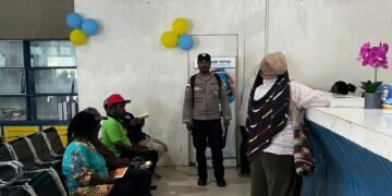 Polisi Hadir untuk Masyarakat, Warga Sakit Dievakuasi ke Puskesmas Samanente