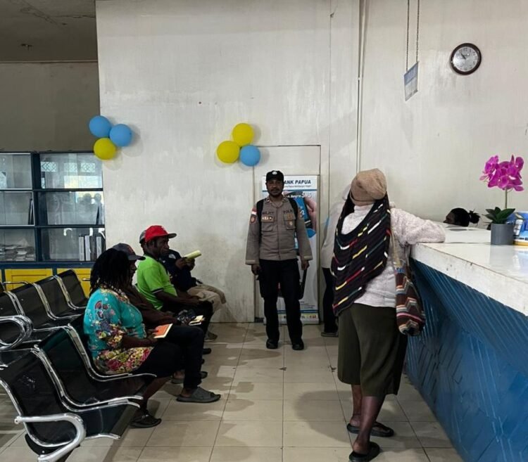 Polisi Hadir untuk Masyarakat, Warga Sakit Dievakuasi ke Puskesmas Samanente