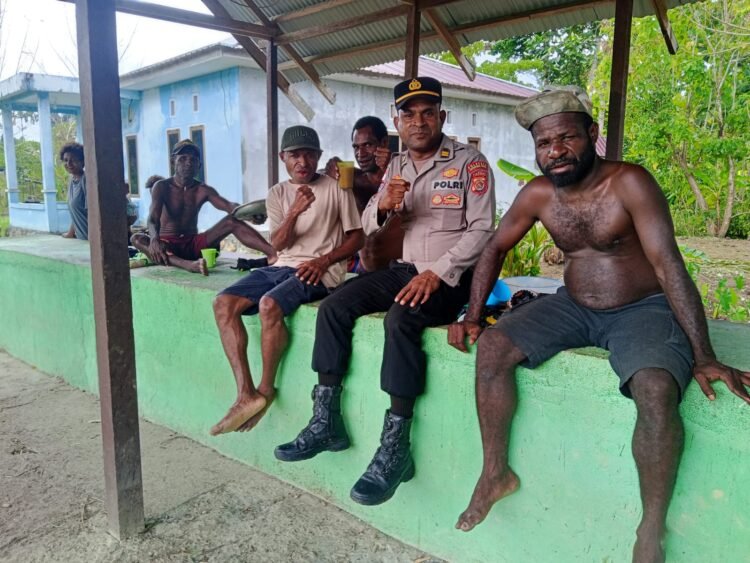 Polsek Muara Tami Sambangi Warga Kampung Mosso, Berikan Himbauan Harkamtibmas Di Wilayah Perbatasan RI-PNG