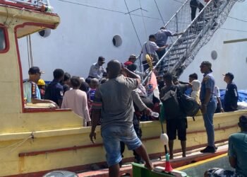 Sat Polairud Polres Waropen Berikan Pengamanan dan Bantuan Penumpang KM Dorolonda di Perairan Pidemani