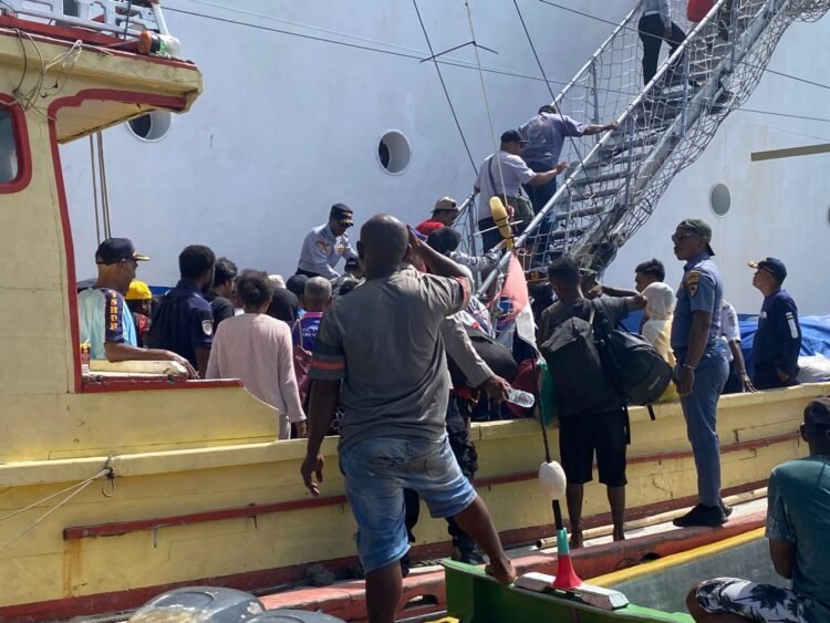Sat Polairud Polres Waropen Berikan Pengamanan dan Bantuan Penumpang KM Dorolonda di Perairan Pidemani