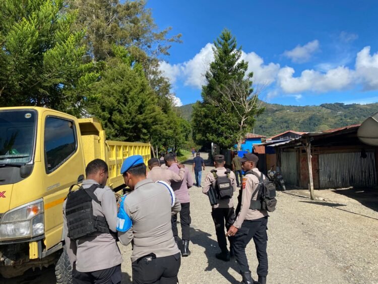 Polres Tolikara Gelar Patroli Humanis Saat Hardiknas, Wujudkan Karubaga Aman Dan Kondusif 