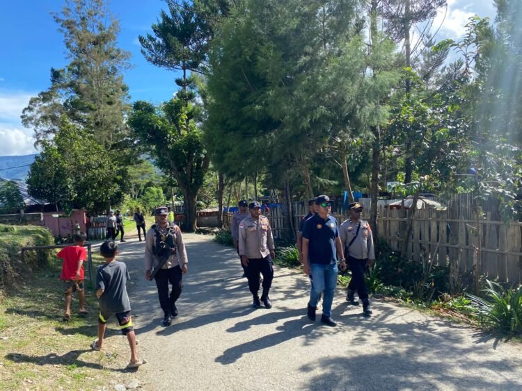 Polres Tolikara Gelar Patroli Humanis Saat Hardiknas, Wujudkan Karubaga Aman Dan Kondusif 