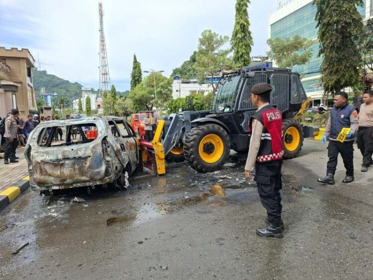 Mobil Modifikasi BBM Terbakar di Depan Mapolda, Polda Papua Gerak Cepat Padamkan Api