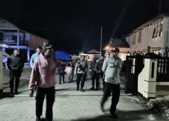 Menyapa Warga di Malam Hari, Polres Tolikara Hadir Lewat Patroli Jalan Kaki
