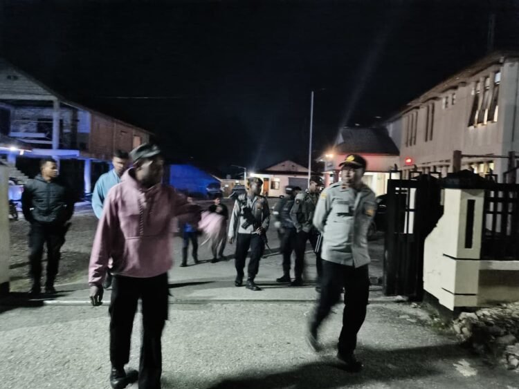 Menyapa Warga di Malam Hari, Polres Tolikara Hadir Lewat Patroli Jalan Kaki