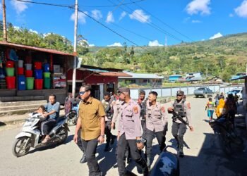 Polres Tolikara Perkuat Patroli Humanis, Pastikan Aktivitas Warga Karubaga Tetap Aman dan Lancar 