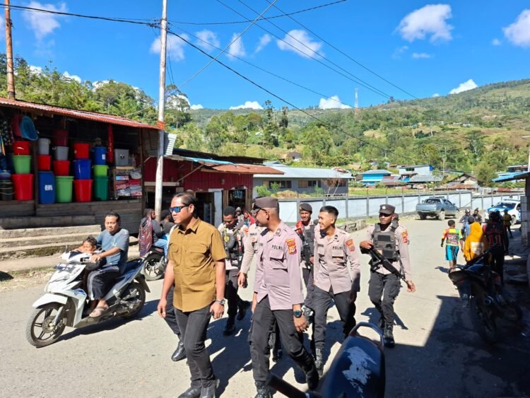 Polres Tolikara Perkuat Patroli Humanis, Pastikan Aktivitas Warga Karubaga Tetap Aman dan Lancar 
