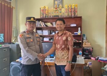 Bhabinkamtibmas Mararena Hadiri Pelepasan Siswa SMA Negeri 1 Sarmi, Imbau Rayakan Kelulusan Secara Bijak 