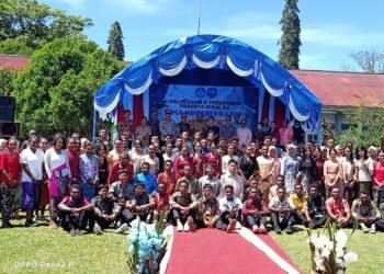 Bhabinkamtibmas Mararena Hadiri Pelepasan Siswa SMA Negeri 1 Sarmi, Imbau Rayakan Kelulusan Secara Bijak 