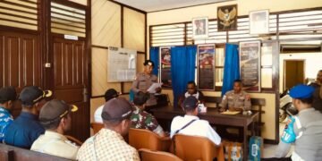 Polsek Numfor Barat Musnahkan Puluhan Botol Miras Hasil Sitaan Operasi Lilin 2025