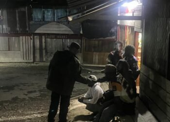 Patroli Jalan Kaki di Malam Hari, Polres Tolikara Hadirkan Rasa Aman bagi Warga Karubaga