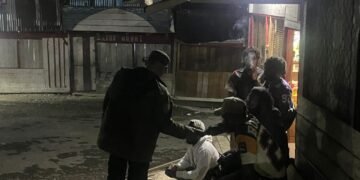 Patroli Jalan Kaki di Malam Hari, Polres Tolikara Hadirkan Rasa Aman bagi Warga Karubaga
