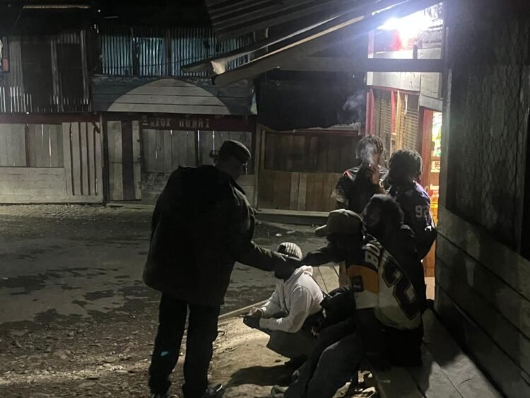 Patroli Jalan Kaki di Malam Hari, Polres Tolikara Hadirkan Rasa Aman bagi Warga Karubaga