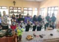 Bhabinkamtibmas dan Babinsa Kawal Penyaluran Bantuan Pangan Bulog bagi Warga Kampung Waninggap Say