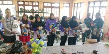Bhabinkamtibmas dan Babinsa Kawal Penyaluran Bantuan Pangan Bulog bagi Warga Kampung Waninggap Say