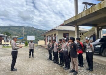 Mengawal Aktivitas Warga, Polres Tolikara Gelar Patroli Humanis di Karubaga 