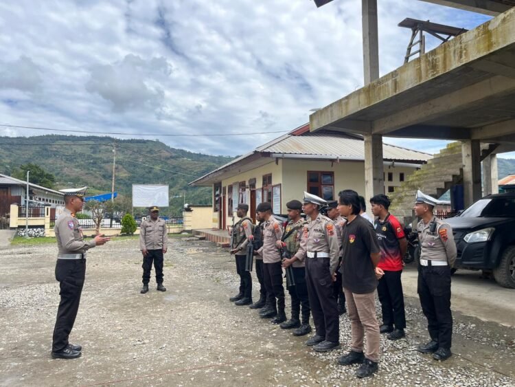 Mengawal Aktivitas Warga, Polres Tolikara Gelar Patroli Humanis di Karubaga 