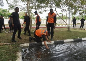 Satbrimob Polda Papua Laksanakan Pembersihan dan Pemulihan Stadion Lukas Enembe 