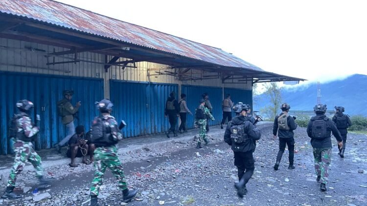 Sinergitas TNI-Polri Perkuat Patroli Gabungan, Jaga Kondusivitas Kamtibmas di Puncak Jaya