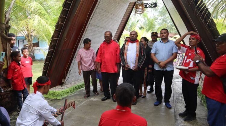 Wakili Kapolres Sarmi, Kabag Log Hadiri Perayaan HUT Pattimura ke-209 di Tafarewar Beach