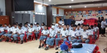 Bid Tik Polda Papua Sosialisasikan Super App Polri Dan Layanan 110 Presisi Di Sekolah-Sekolah Kota Jayapura 