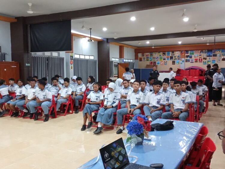 Bid Tik Polda Papua Sosialisasikan Super App Polri Dan Layanan 110 Presisi Di Sekolah-Sekolah Kota Jayapura
