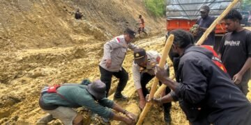 Kapolsek Kelila Bersama Personel dan Warga Gotong Royong Perbaiki Jalan Terdampak Longsor di Kampung Onggobalo