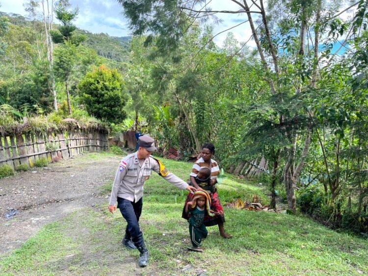 Sat Binmas Polres Tolikara Intensifkan Sambang dan Edukasi Kamtibmas Jelang Hari Raya Idul Adha 1447 Hijriah
