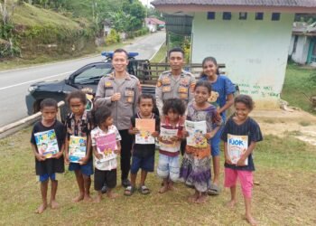 Polsek Biak Barat Hadirkan Semangat Belajar untuk Anak-Anak di Kampung Andai dan Yomdori 