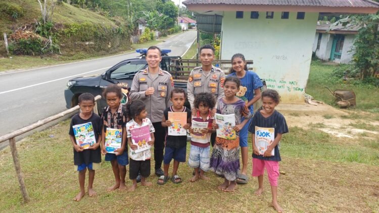 Polsek Biak Barat Hadirkan Semangat Belajar untuk Anak-Anak di Kampung Andai dan Yomdori 