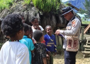 Kasat Binmas Polres Puncak Berbagi Kasih dengan Anak-Anak di Kampung Misimaga