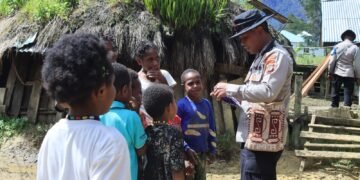 Kasat Binmas Polres Puncak Berbagi Kasih dengan Anak-Anak di Kampung Misimaga