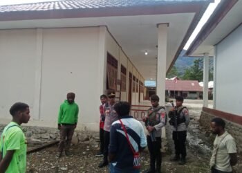 Kasat Binmas Polres Puncak Berbagi Kasih dengan Anak-Anak di Kampung Misimaga