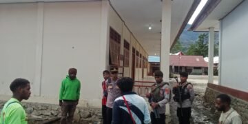 Kasat Binmas Polres Puncak Berbagi Kasih dengan Anak-Anak di Kampung Misimaga