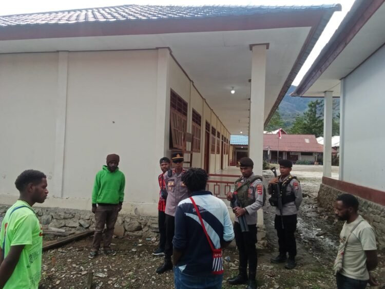 Kasat Binmas Polres Puncak Berbagi Kasih dengan Anak-Anak di Kampung Misimaga