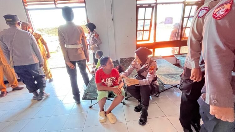 Hadir di Tengah Duka, Polres Biak Numfor Berikan Trauma Healing bagi Warga Terdampak Ledakan Kompleks Ikan Biak