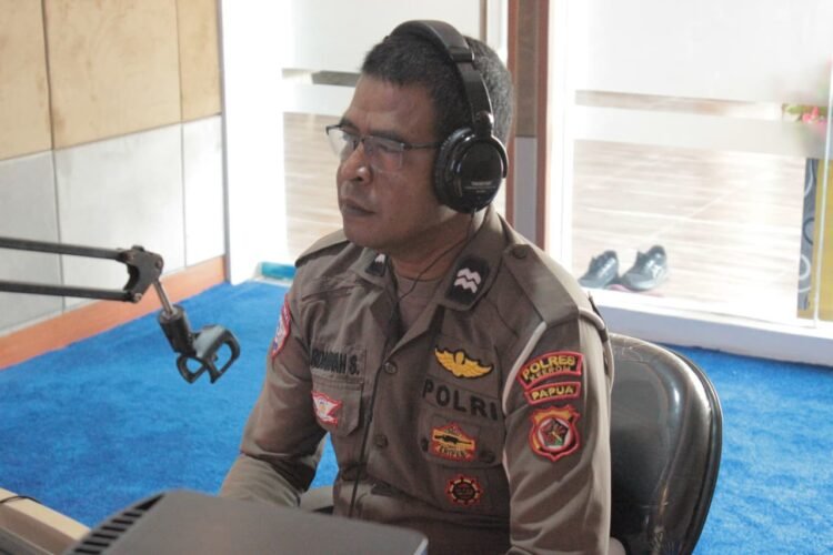 Polisi Menyapa di RRI Jayapura, Satlantas Polres Keerom Ajak Masyarakat Wujudkan Budaya Tertib Berlalu Lintas 