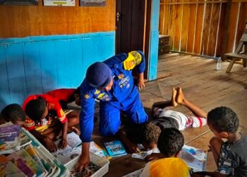Dari Dermaga ke Rumah Baca, Bhabinkamtibmas Kampung Enggros Tanamkan Semangat Literasi bagi Anak-Anak