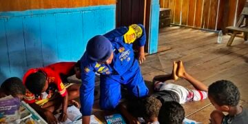 Dari Dermaga ke Rumah Baca, Bhabinkamtibmas Kampung Enggros Tanamkan Semangat Literasi bagi Anak-Anak 