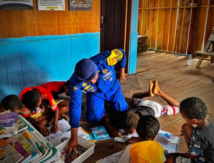 Dari Dermaga ke Rumah Baca, Bhabinkamtibmas Kampung Enggros Tanamkan Semangat Literasi bagi Anak-Anak